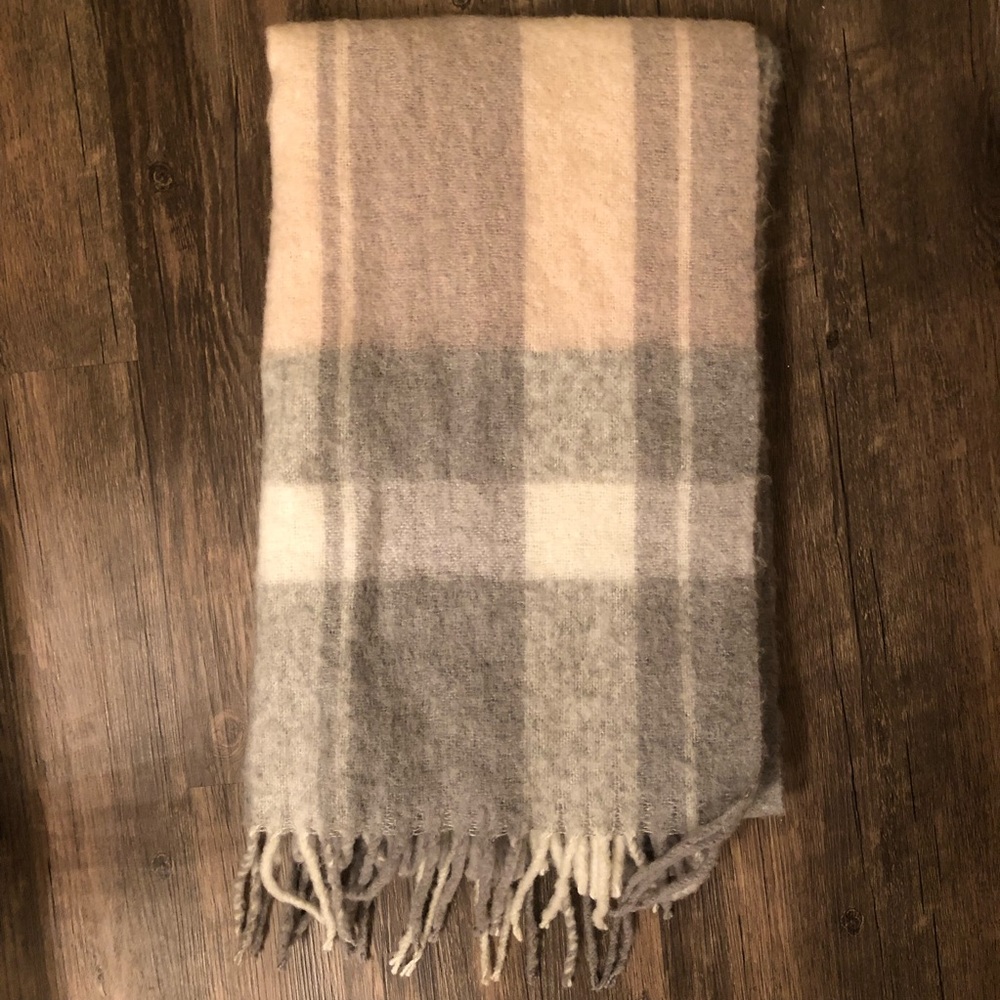 H&M scarf. Cozy perfect condition